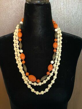 Bundle of two vintage necklaces